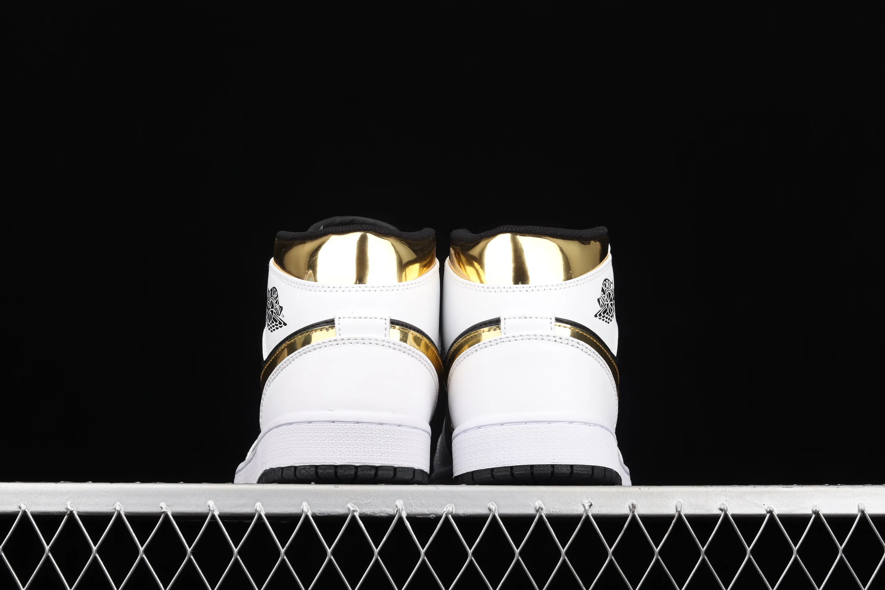 All categories Air Jordan Jordan series basketball shoes Air Jordan 1 Mid Air Jordan 1 Mid SE AJ1 Joe 1 white black gold Zhongbang basketball shoes 554724-190
